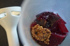 Betterave avec moutarde, vinaigre, ail, sel et poivre Betterave Bagel Bethmale