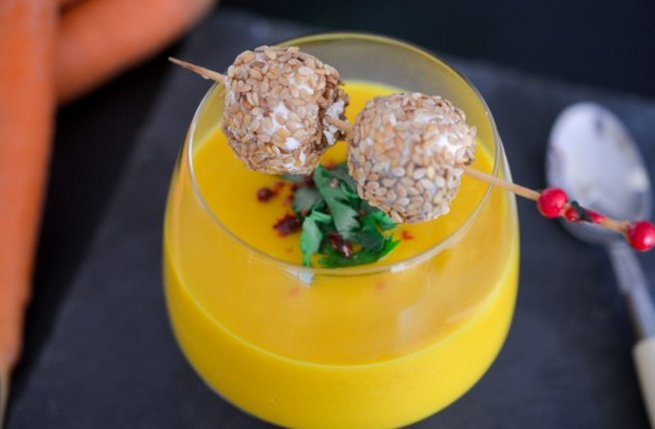 Velouté carottes gingembre bonbons sésame verrine