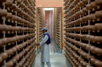 100 000 meules de Comté sont affinées dans le Fort Saint-Antoine caves fort saint-antoine