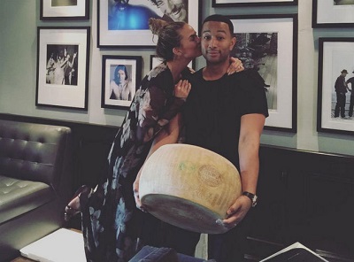 John Legend, sa femme, et la meule de fromage