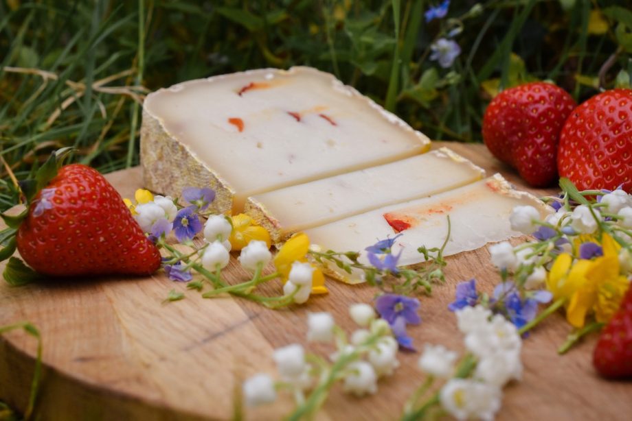 Tomme fermière de brebis au piment et poivron